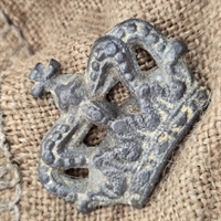 krone-tinfarvet-metalkrone-kongekrone-gammel